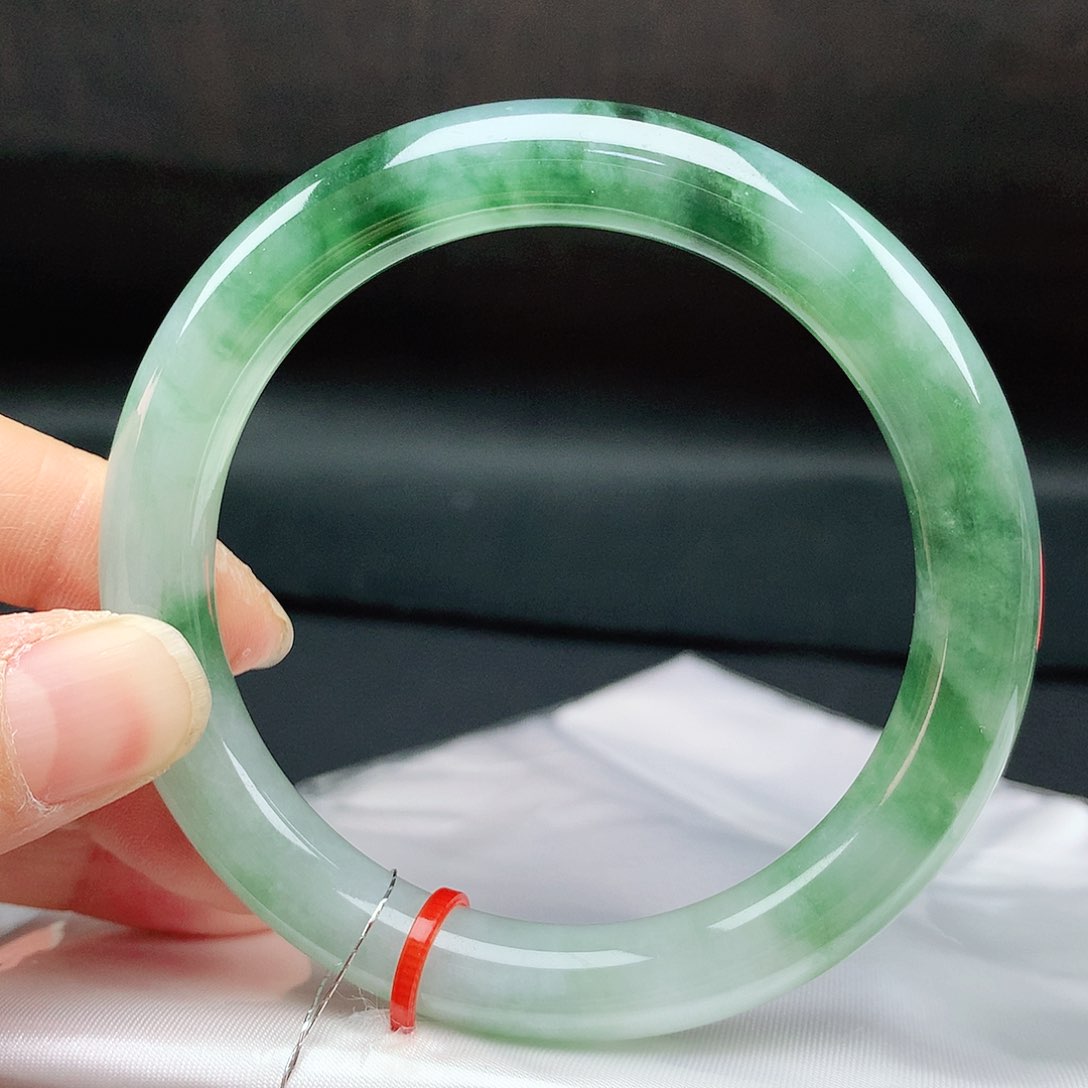 翡翠手镯未镶嵌56圈