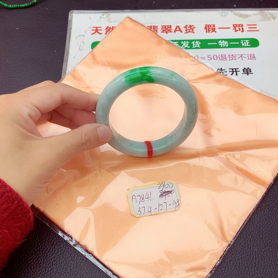 翡翠手镯未镶嵌翡翠