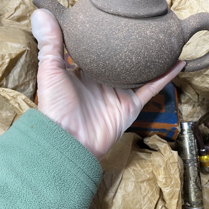 紫砂茶壶，原矿泥料，手工制作的一把紫砂壶。