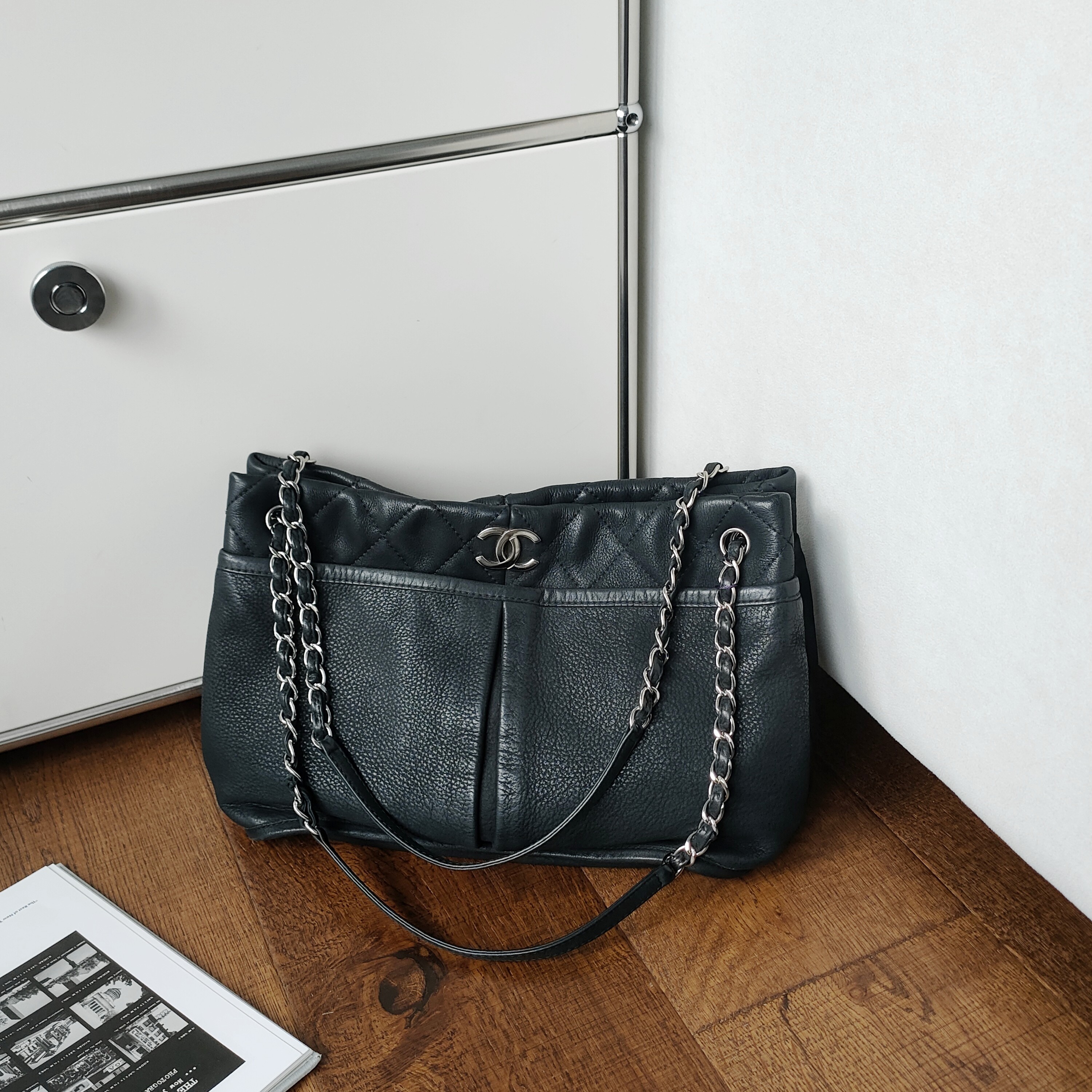 95新 Chanel/香奈儿 Azul-黑银雾面牛皮口袋单肩托特包49380