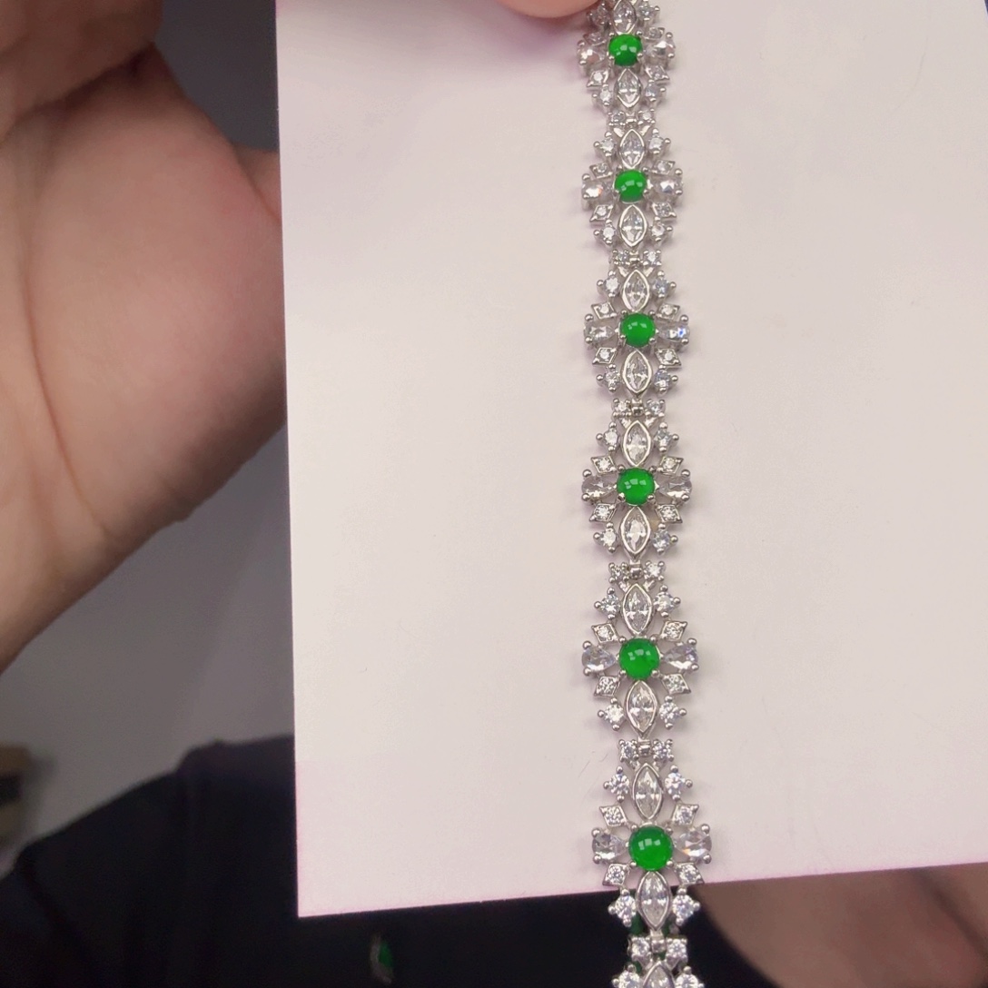 翡翠未镶嵌颈饰一件