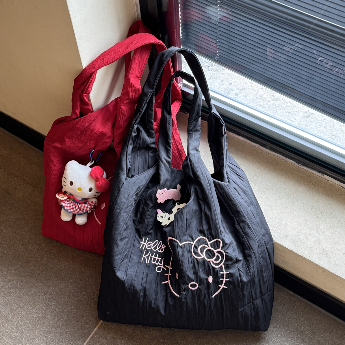 褶皱粉kitty刺绣：大容量通勤单肩包（均已换米色内衬建议误拍）