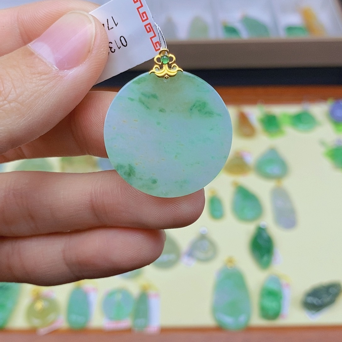 翡翠颈饰18K金镶嵌翡翠