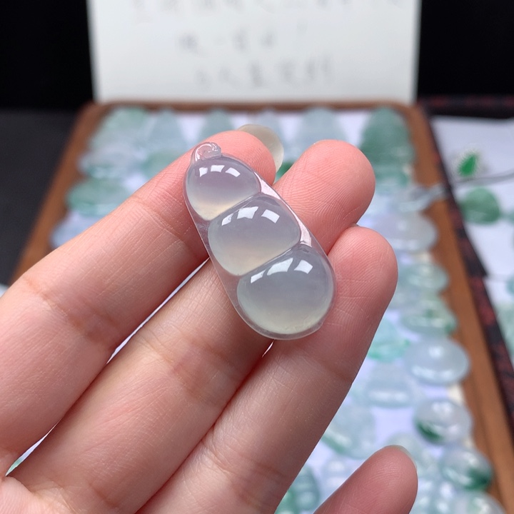 颈饰未镶嵌翡翠冰种福豆