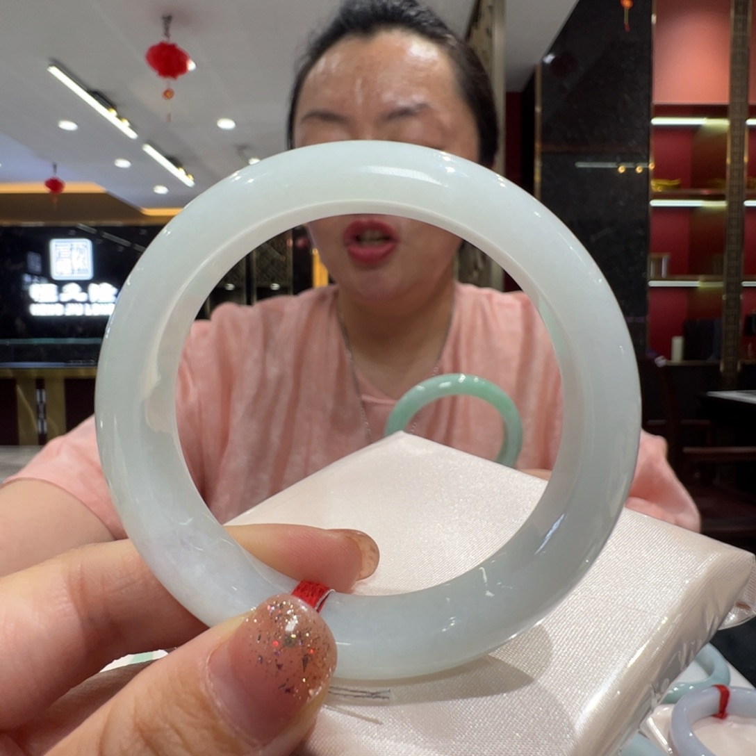 乖***.翡翠手镯未镶嵌淡果绿53.，买断不退不换