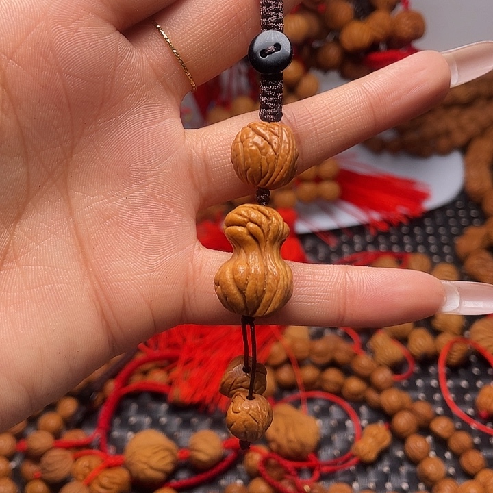 木质类龙纹桃枭挂件