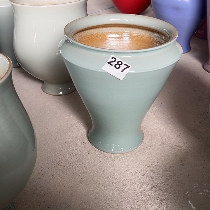 李***侠白泥花瓶高26口19。有孔 287