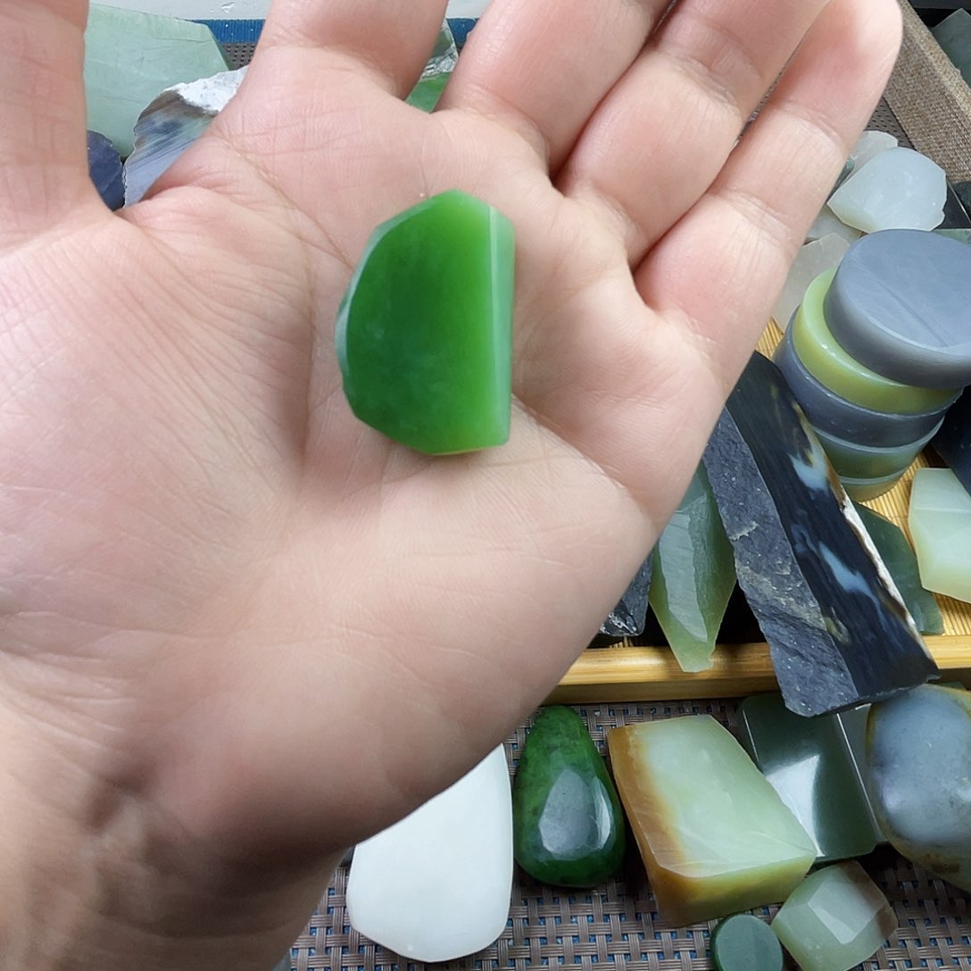 和田玉未镶嵌颈饰时**