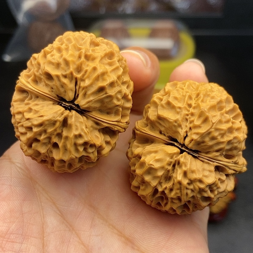 【闪购商品】把件文玩核桃42尺铁绣球56.5克