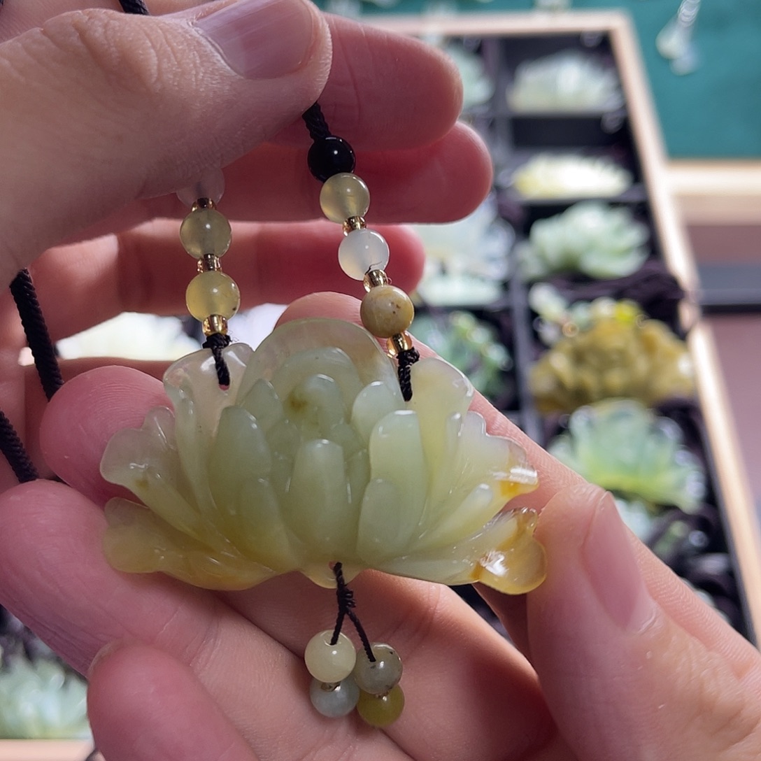 蛇纹石玉未镶嵌颈饰