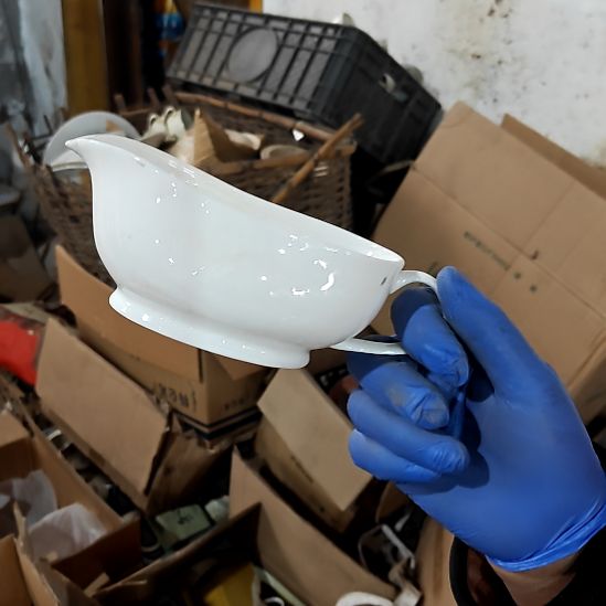 摆件盘子碗茶壶啥都有