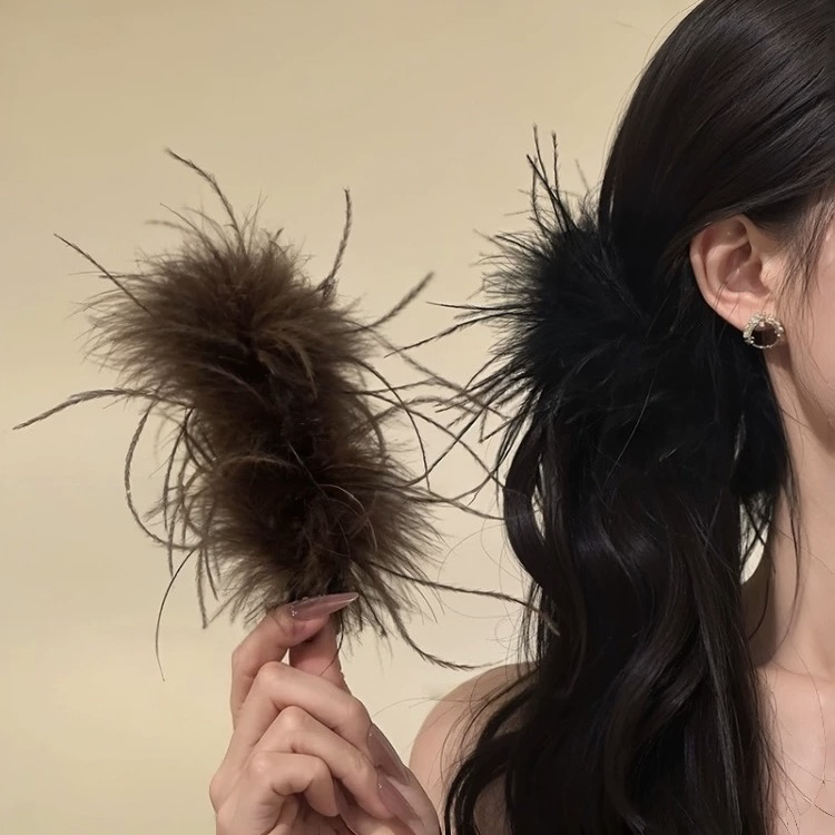 【羽毛香蕉夹】13公分密齿超仙纯欲鸵鸟毛温柔后脑勺高马尾竖夹Z030