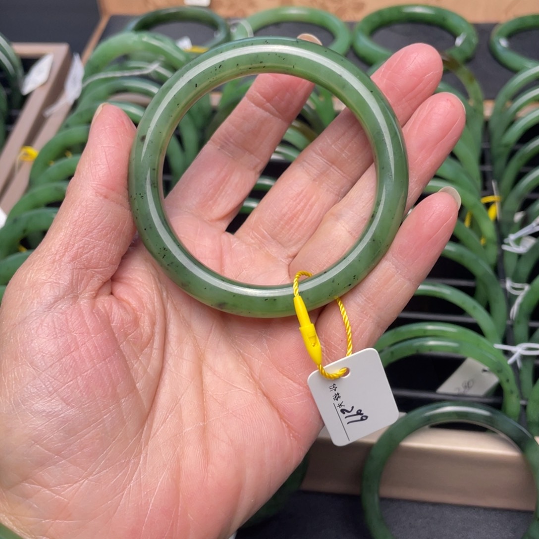 文***下和田玉未镶嵌手镯