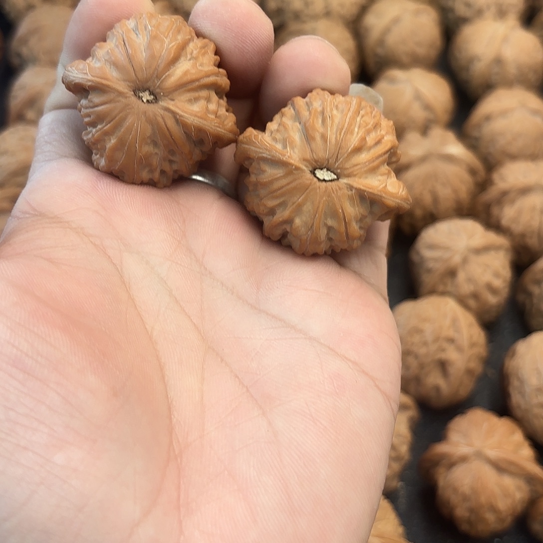 ****长文玩核桃吊坠磨盘