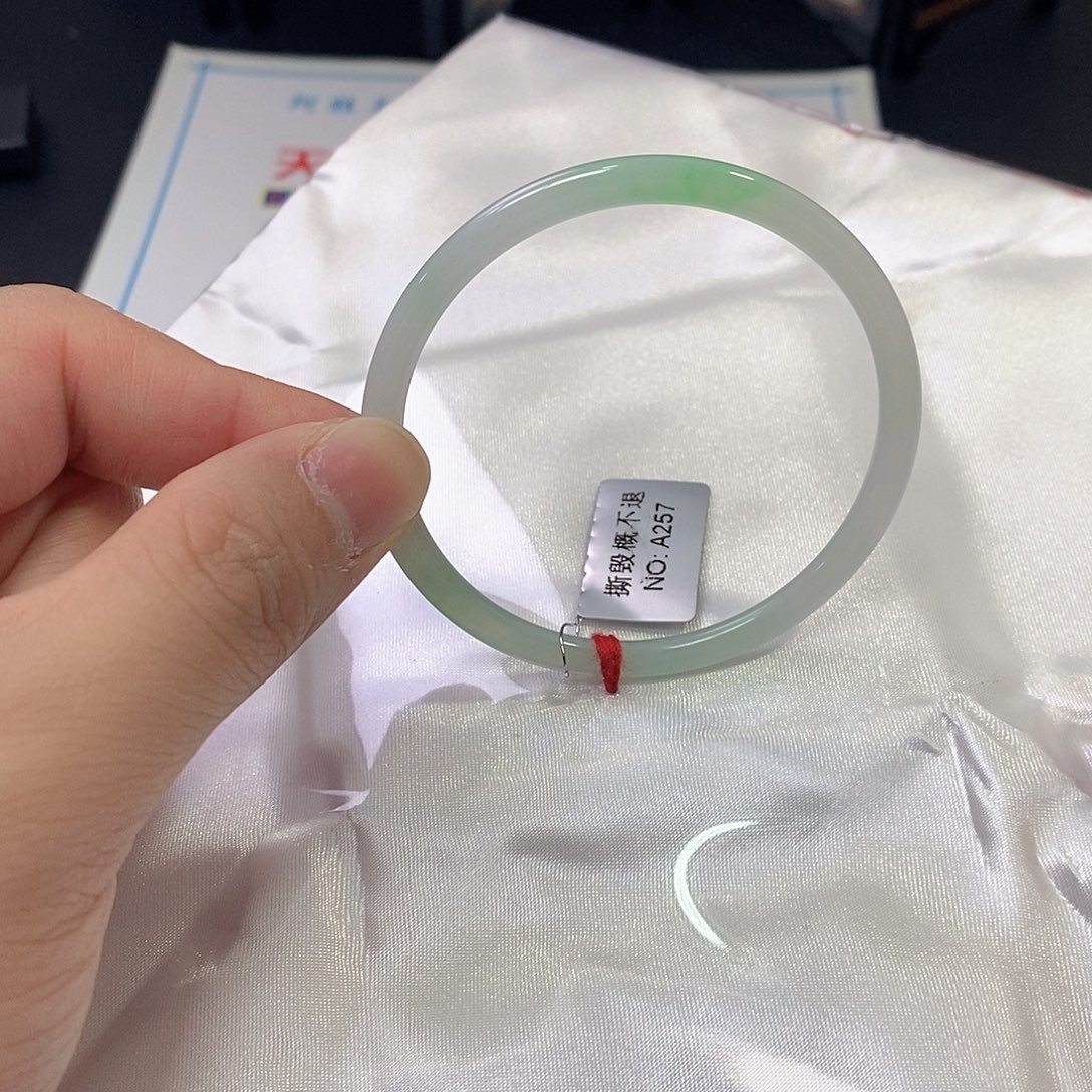 翡翠未镶嵌手镯（圆镯）