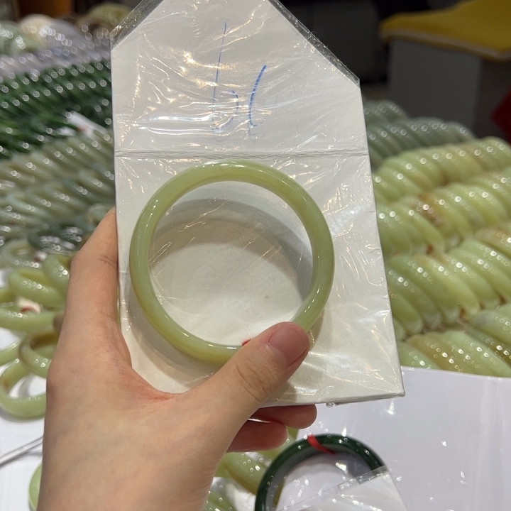 和田玉手镯未镶嵌村****芳