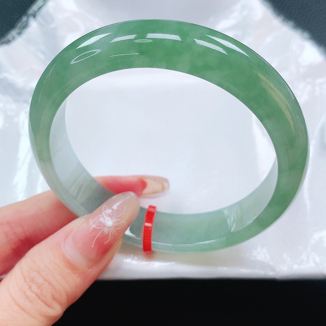 翡翠手镯未镶嵌56圈
