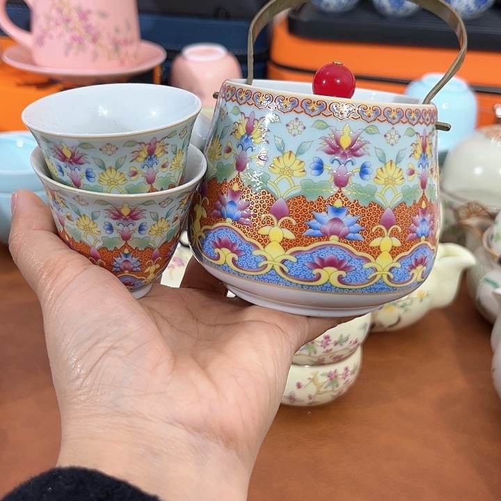 珐琅彩提梁壶一壶两杯