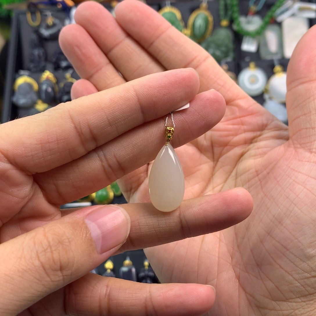 和田玉吊坠18K金镶嵌