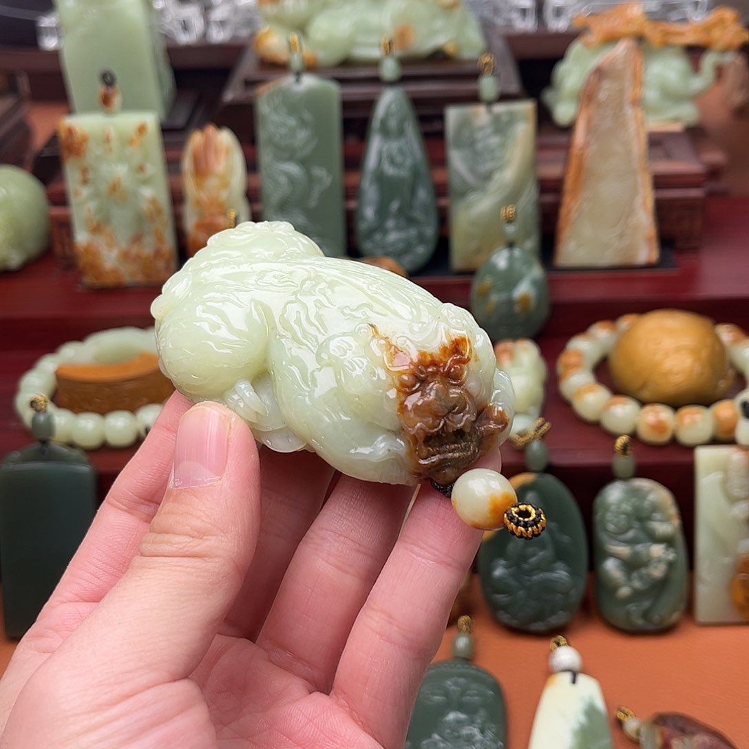 岫岩河磨玉（透闪石质玉）颈饰未镶嵌晴****步