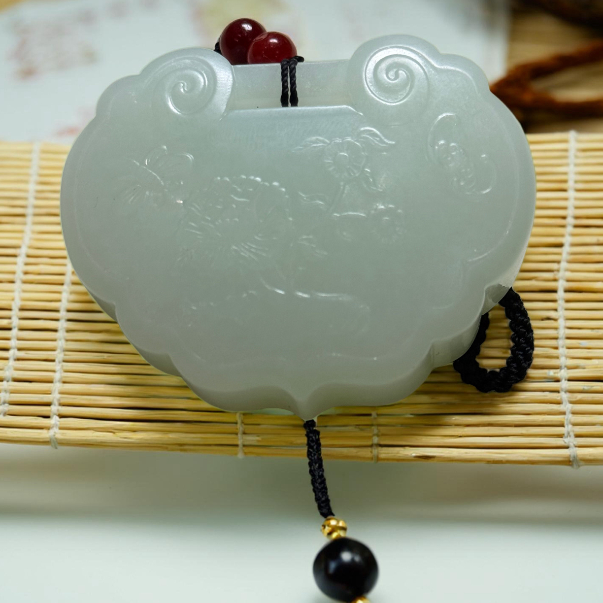 和田玉云纹平安锁 前有国花牡丹 后有花开富贵 预示富贵吉祥！