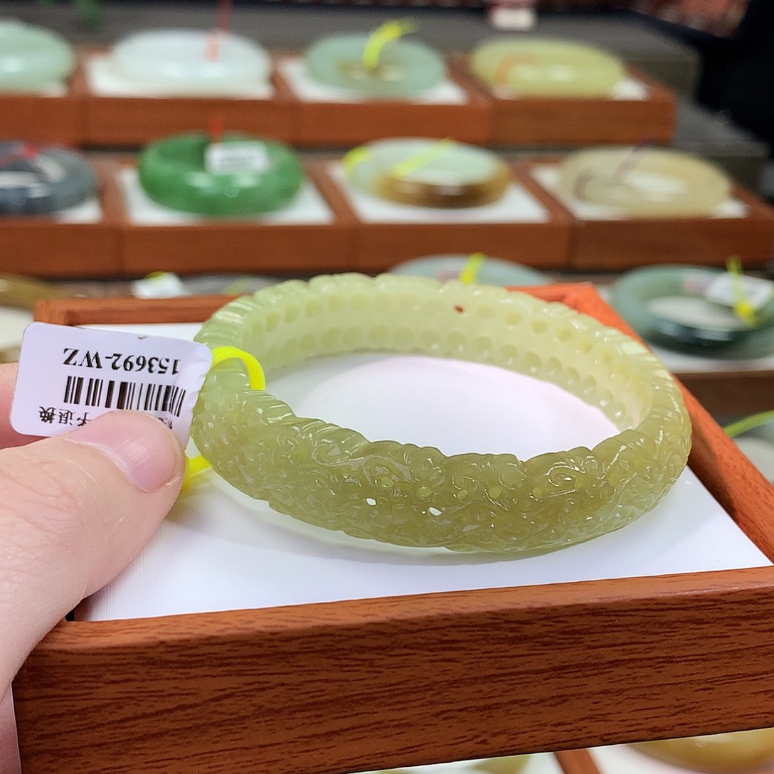 和田玉未镶嵌手镯镂空58