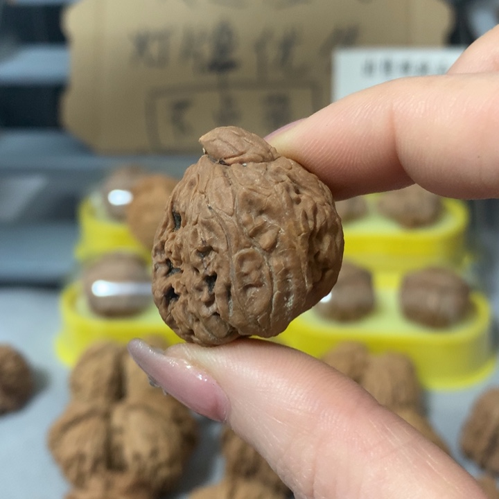 *****文玩核桃吊坠异形单只，有瑕疵
