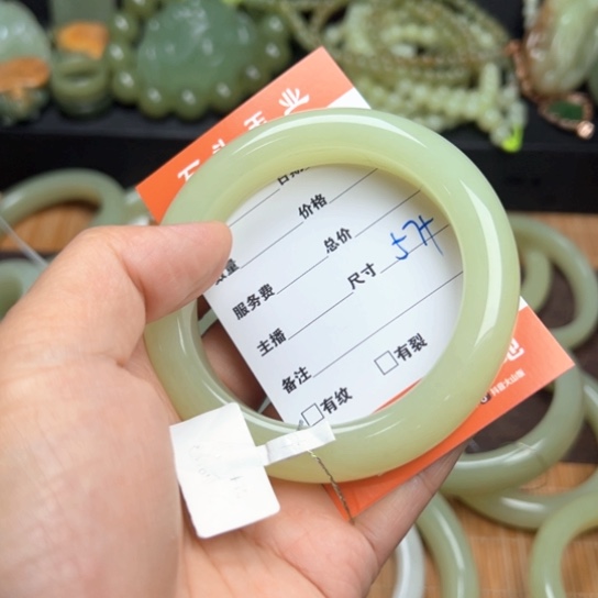 吕***布和田玉手镯未镶嵌