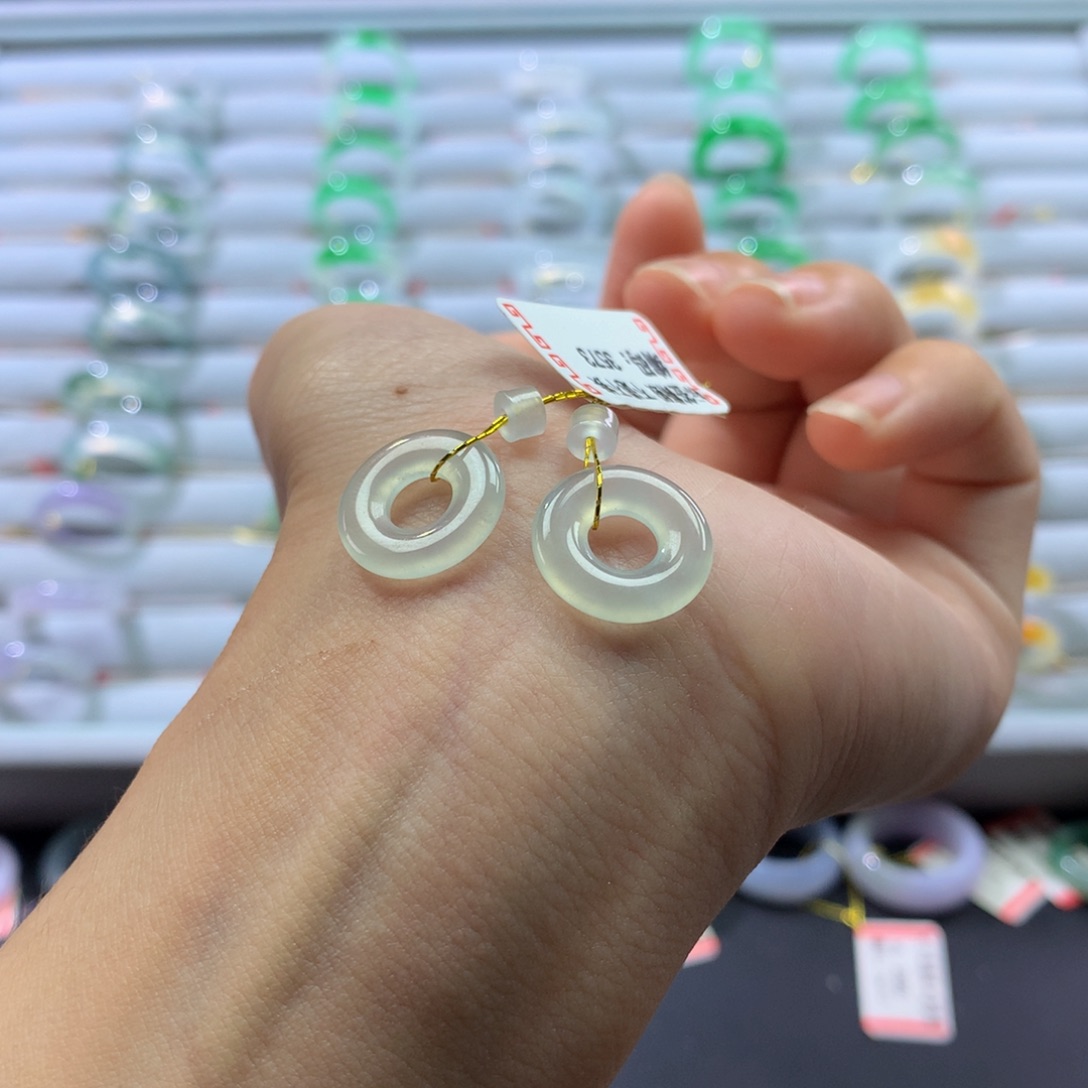 翡翠未镶嵌颈饰甜甜圈