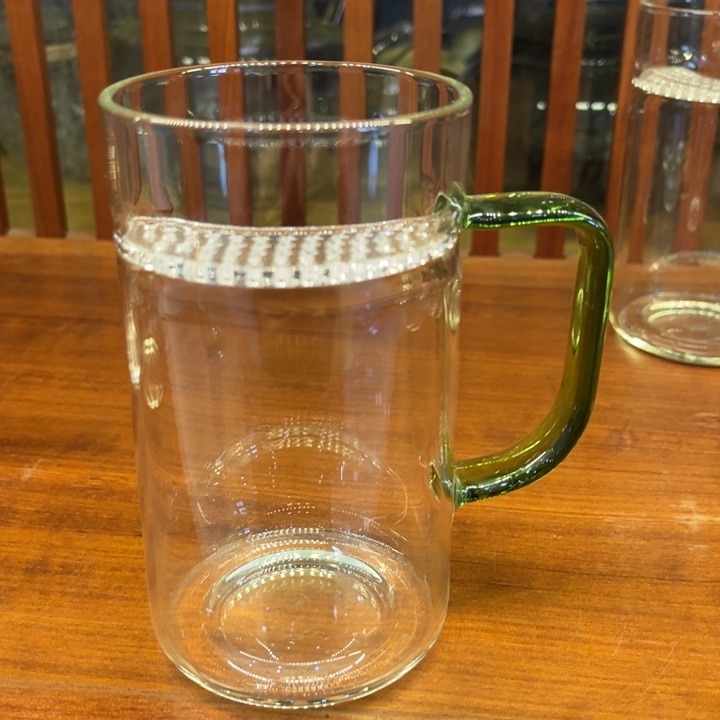 月牙绿茶杯。      