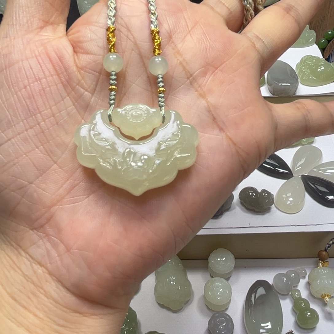 B***莉和田玉未镶嵌颈饰