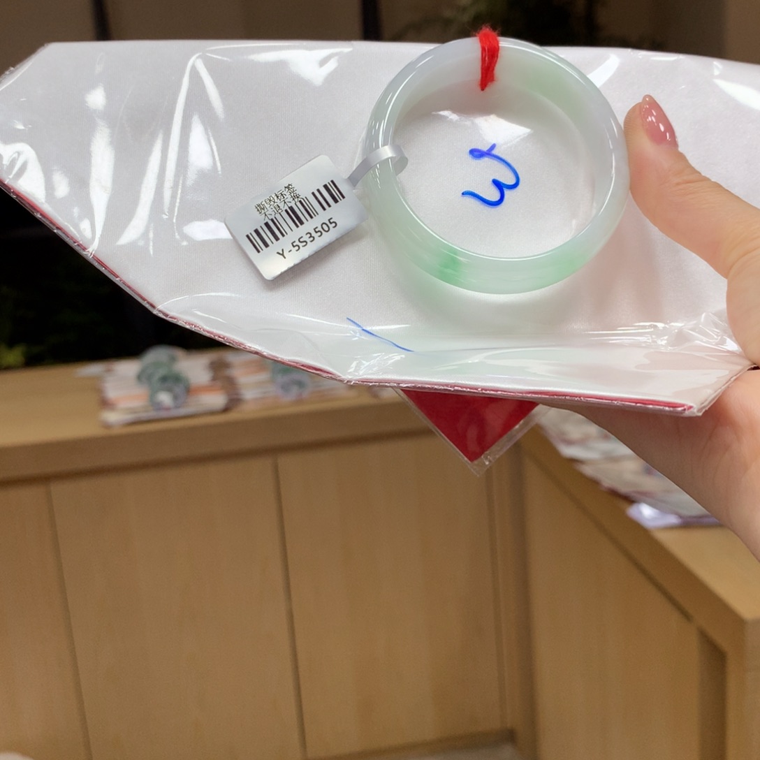 翡翠手镯未镶嵌不退不换