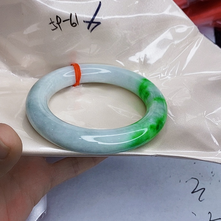 翡翠未镶嵌手镯一图一物实物为准（微瑕处理）