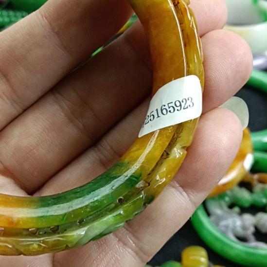 辽***姐翡翠未镶嵌颈饰翡翠