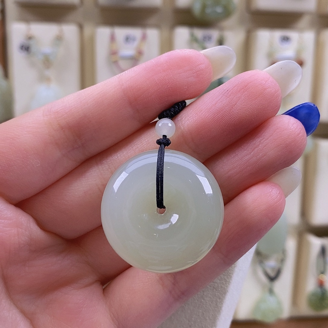 苏***巅颈饰未镶嵌和田玉
