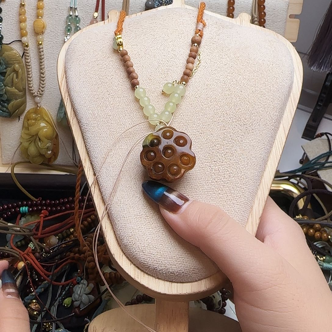 六***六蛇纹石玉合金颈饰