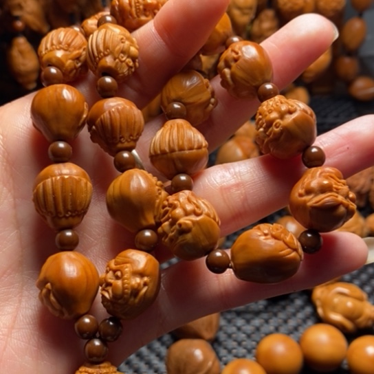 橄榄核吊坠罗汉手持