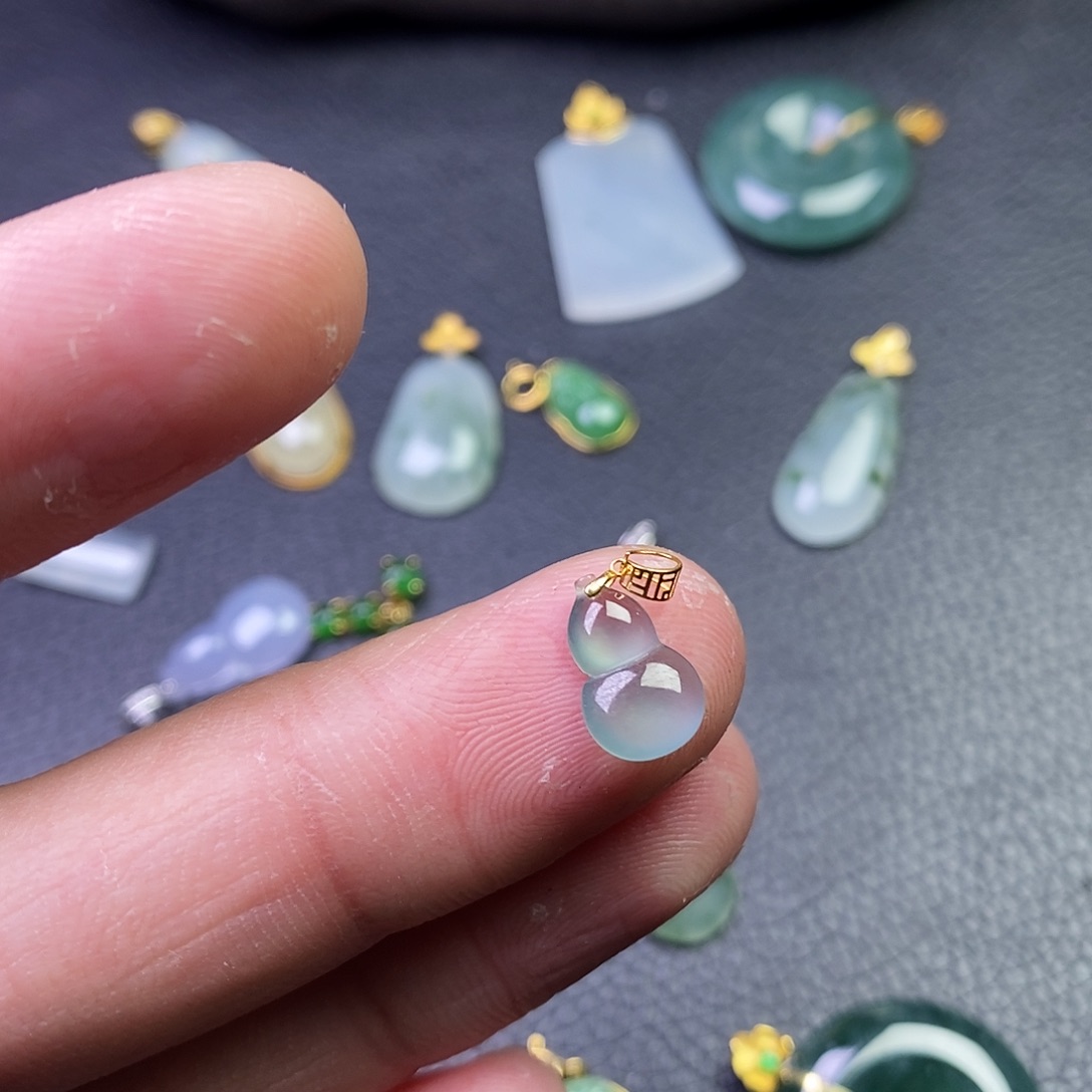 颈饰18K金镶嵌翡翠