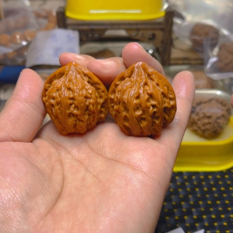 文玩核桃吊坠红豆