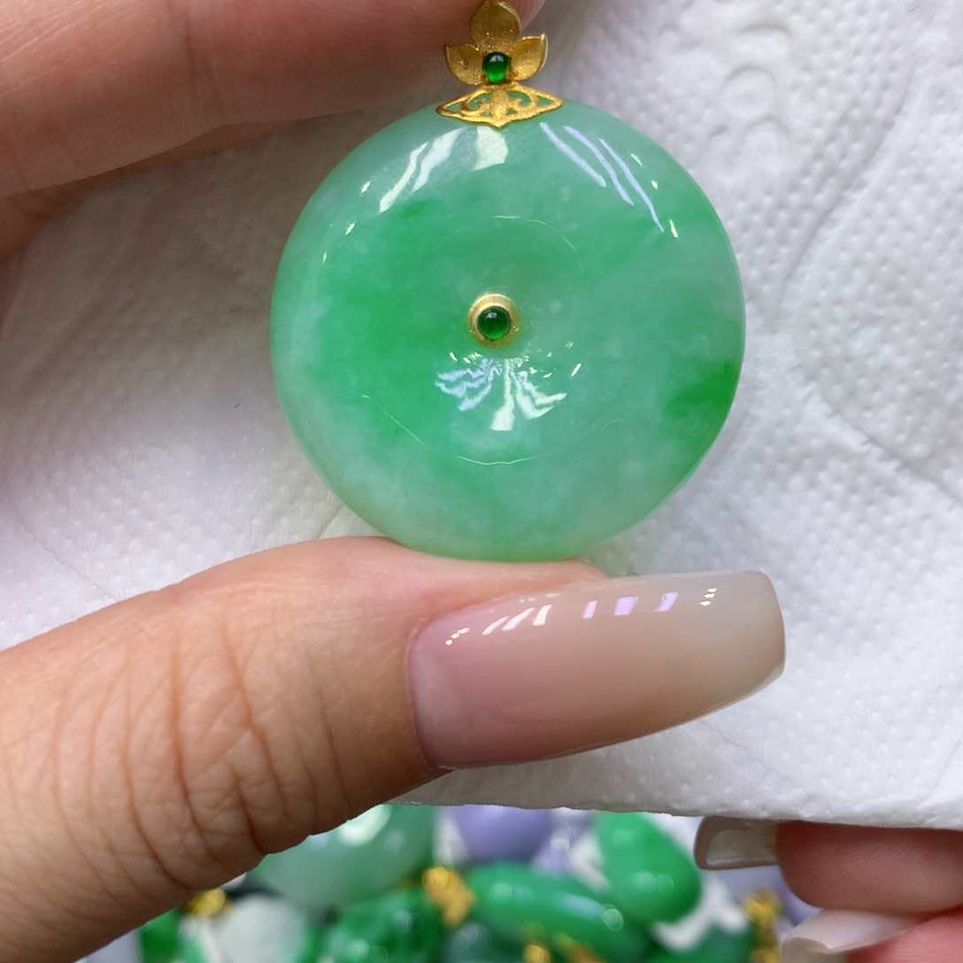 颈饰18K金镶嵌翡翠