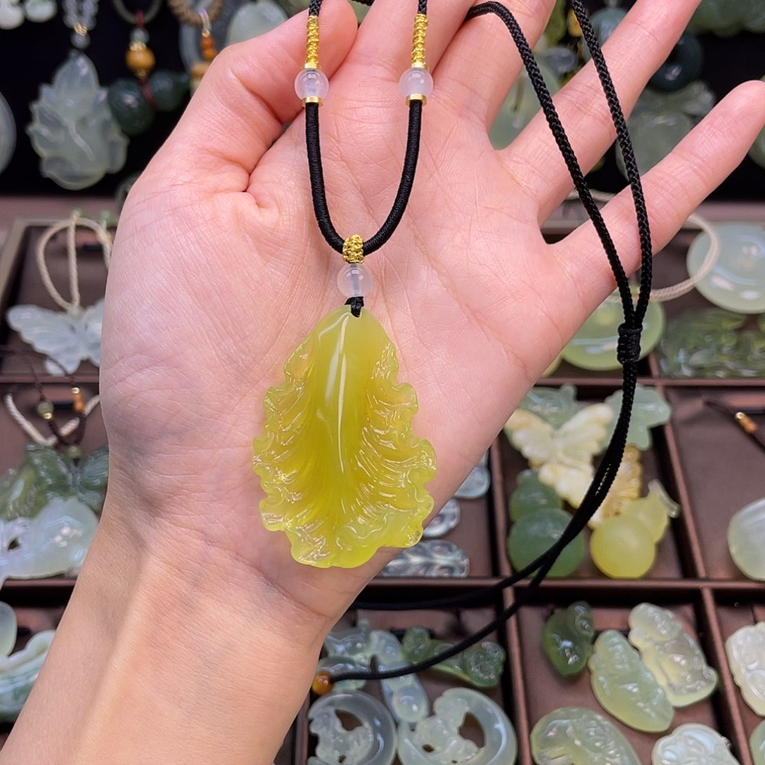 蛇纹石玉未镶嵌颈饰