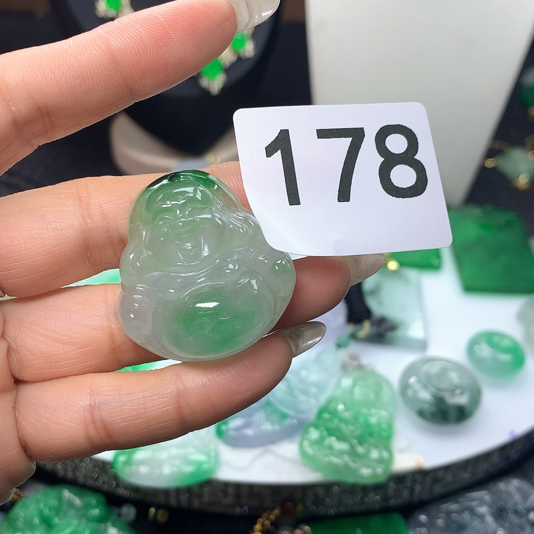 翡翠吊坠(赠链)未镶嵌