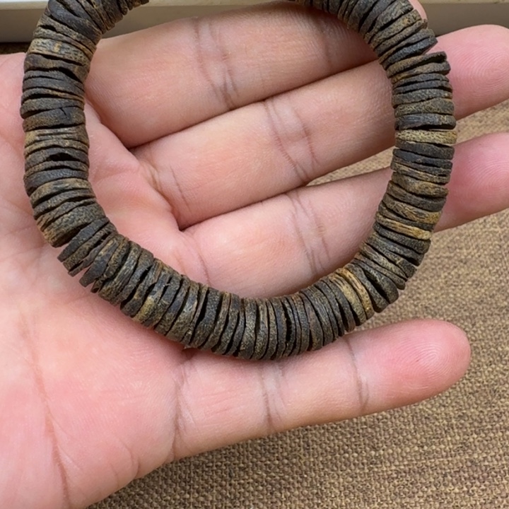即***店手串沉香金沙叶手串13克