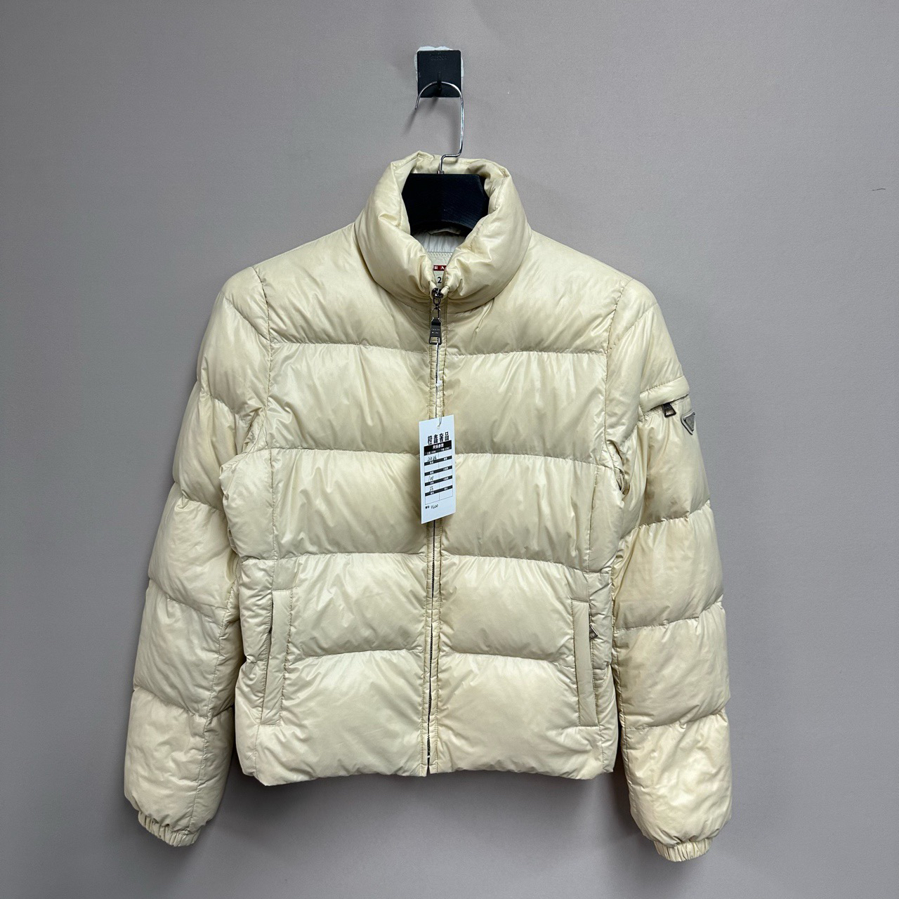 99新 Prada/普拉达 米白色三角钢标羽绒服/44码/价12700