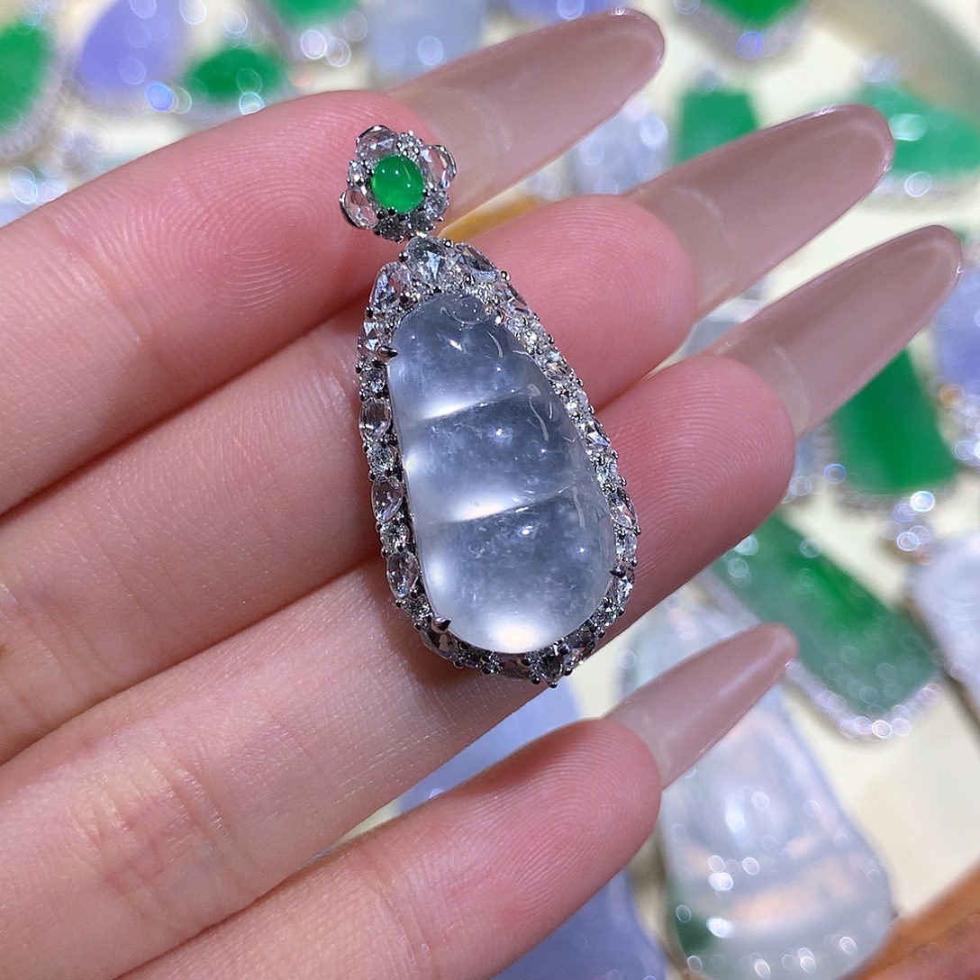 翡翠18K金镶嵌颈饰玻璃福豆吊坠