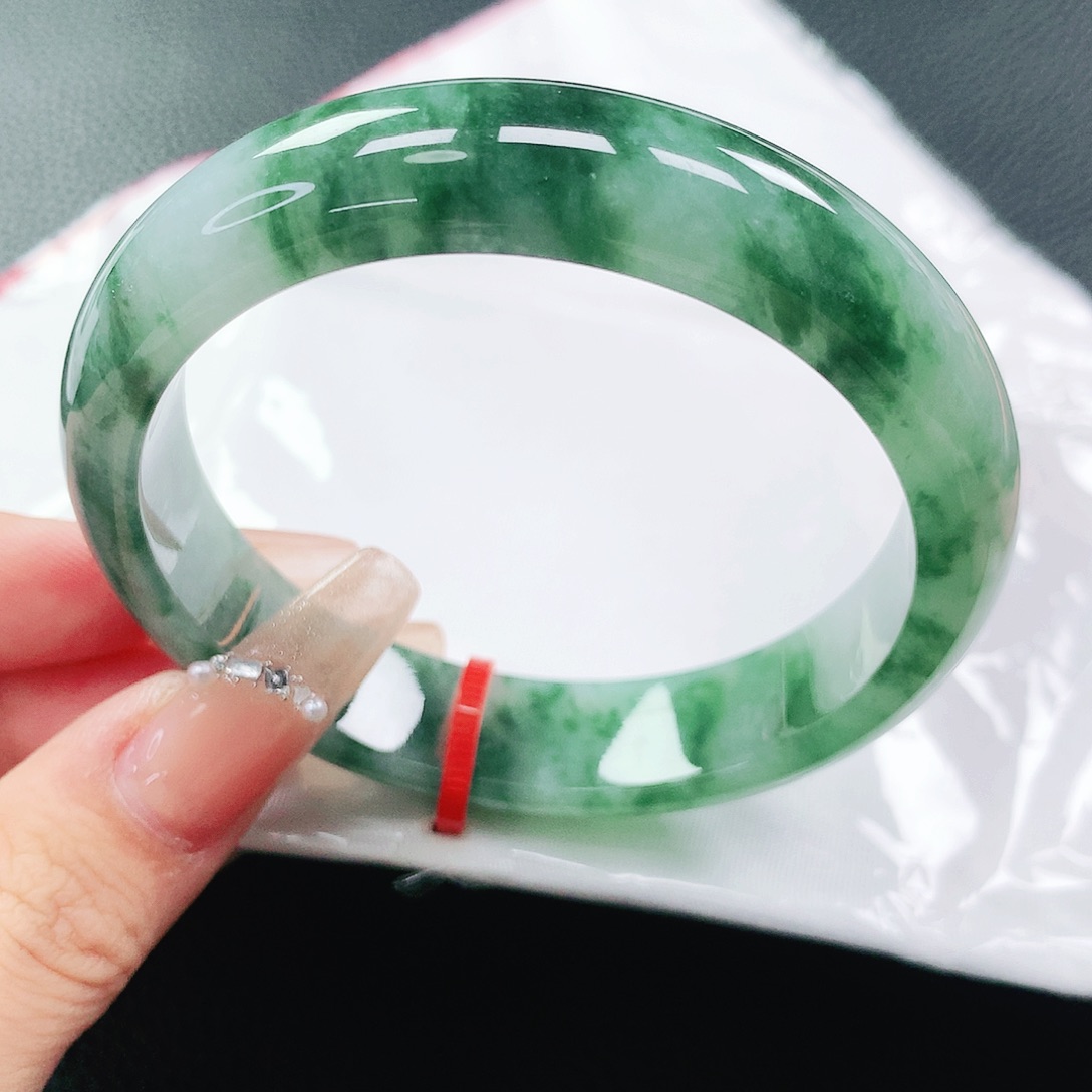 翡翠手镯未镶嵌56圈