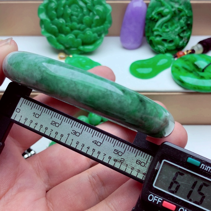 翡翠未镶嵌手镯…．．