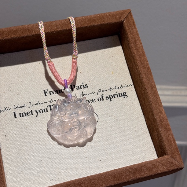 【凤九】编绳天然粉水晶精工雕刻九尾狐牌项链