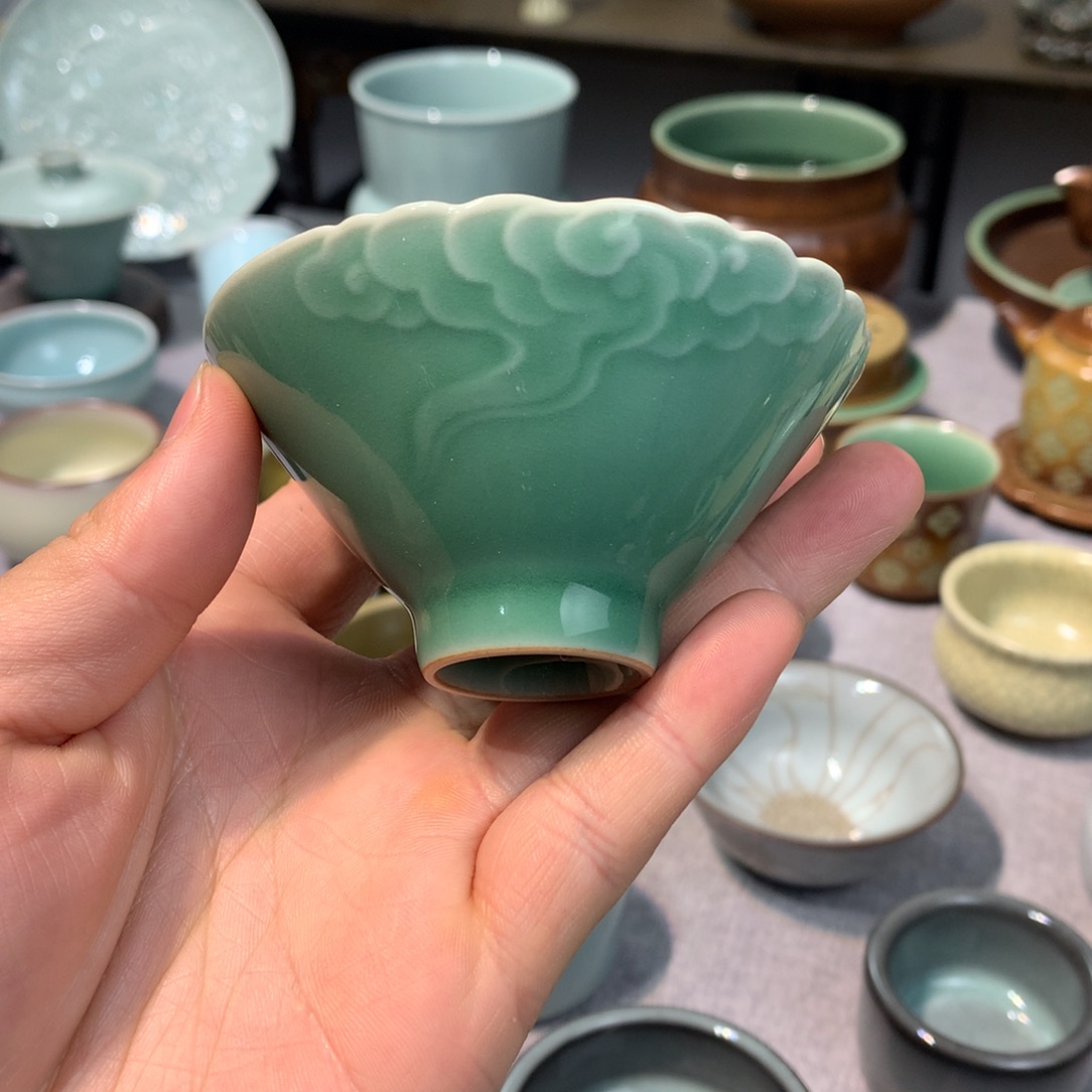 龙泉青瓷祥云斗笠杯