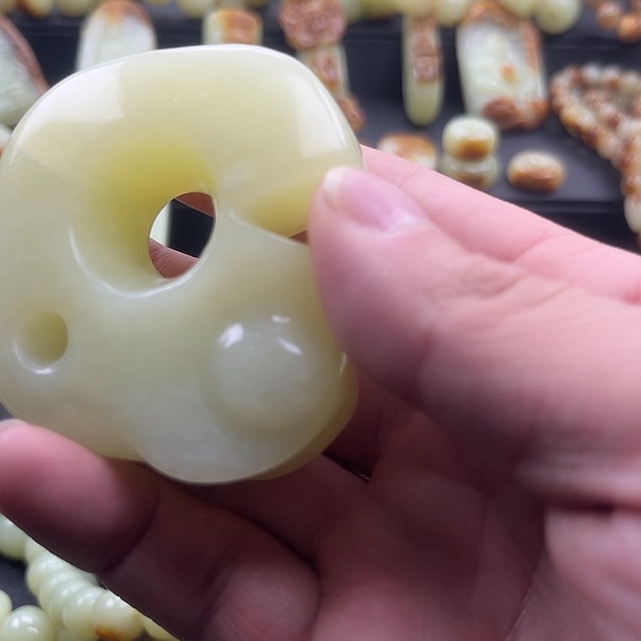 祖***朵蛇纹石玉未镶嵌玉猪龙